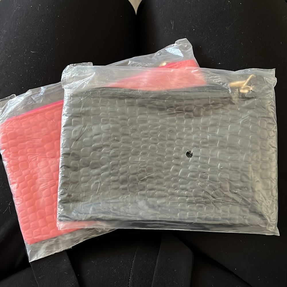 🌸NWOT🌸Wristlet Cosmetics Bag 🌸 - Picture 4 of 4